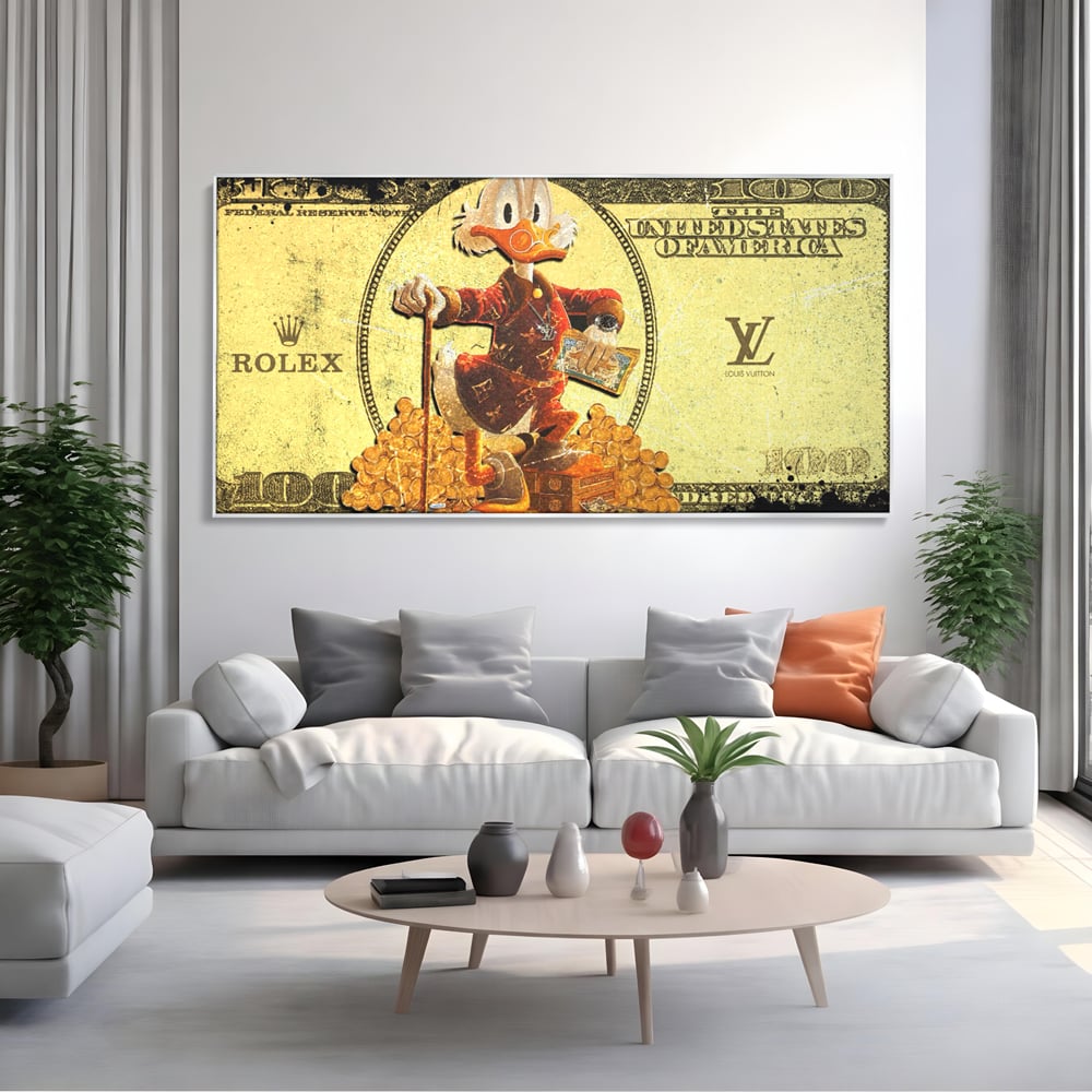 Tablou canvas cu tablou canvas cu personaj disney si bani, in rama de aluminiu argintiu, pe perete intr-un living